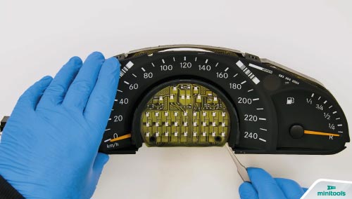 Come rimuovere i LED di retroilluminazione del quadro strumenti di Mercedes Classe C e Classe G