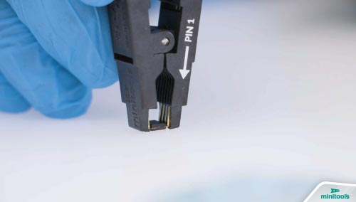 Come collegare la EEPROM 93C86 al programmatore utilizzando una test clip SOP-8
